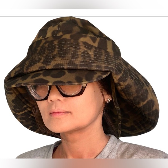 New NWT authentic Burberry olive leopard print lighthouse fisherman rain hat M - Picture 1 of 12